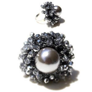 Anello in argento 925 con una perla di acqua dolce montata con cristalli Swarovski di alta qualità