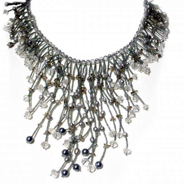 Collana multifilo di perle Keshi grigie e cristalli swarovski