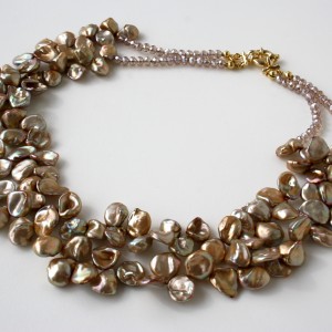 Collana a 2 fili di perle Keshi champagne a forma di petalo e cristalli swarovski. Chiusura in argento 925 placcato oro Lunghezza circa 50 cm