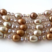 Collana multifilo con perle di acqua dolce champagne, perle bronzo e cristalli swarovski.