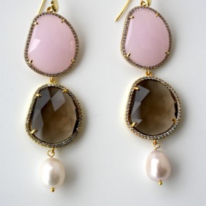 Orecchini con perla di acqua dolce,  1 cristallo rosa, 1 cristallo beige e swarovski. Monachella in argento placcato oro 18kt.