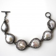 Bracciale in argento 925 con  perle di acqua dolce montate con cristalli swarovski di alta qualità. Lunghezza 20cm