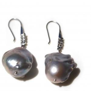Orecchini con perle barocche grigie e monachella in argento 925 e zirconi