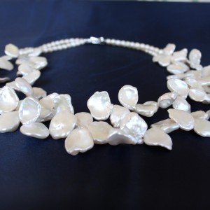 Collana a 2 fili di perle Keshi a forma di petalo. Elegante chiusura in arg. 925 e zirconi