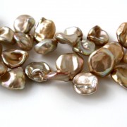 Collana a 2 fili di perle Keshi champagne a forma di petalo e cristalli swarovski. Chiusura in argento 925 placcato oro Lunghezza circa 50 cm
