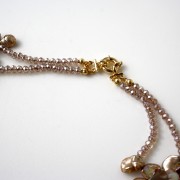 Collana a 2 fili di perle Keshi champagne a forma di petalo e cristalli swarovski. Chiusura in argento 925 placcato oro
