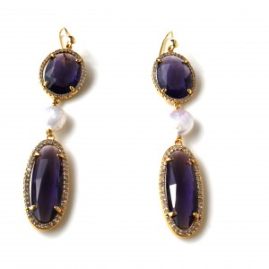 Orecchini con  n. 2 cristalli viola,  swarovski e perla di acqua dolce. Monachella in argento placcato oro 18kt.