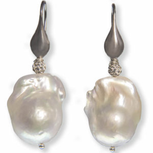 orecchini-con-perle-barocche-e-monachella-in-argento-dettaglio